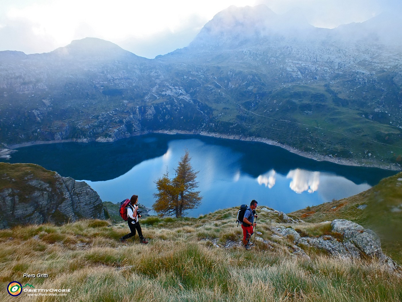 96 Visibile il sentiero che sale dai Laghi Gemelli al Passo di Mezzeno.JPG